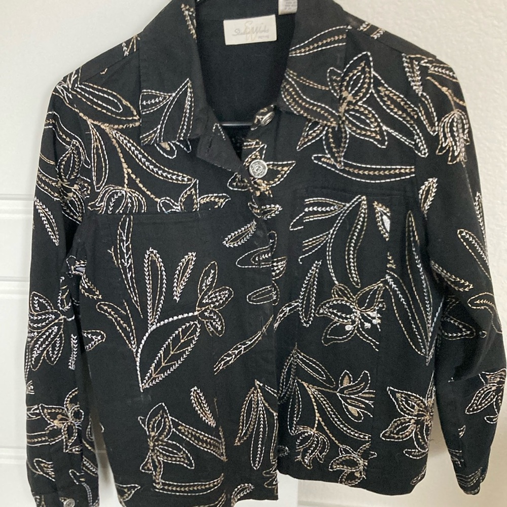 Studio Works, Black with Floral Embroidered Jacket. SP
Like new. Worn once!